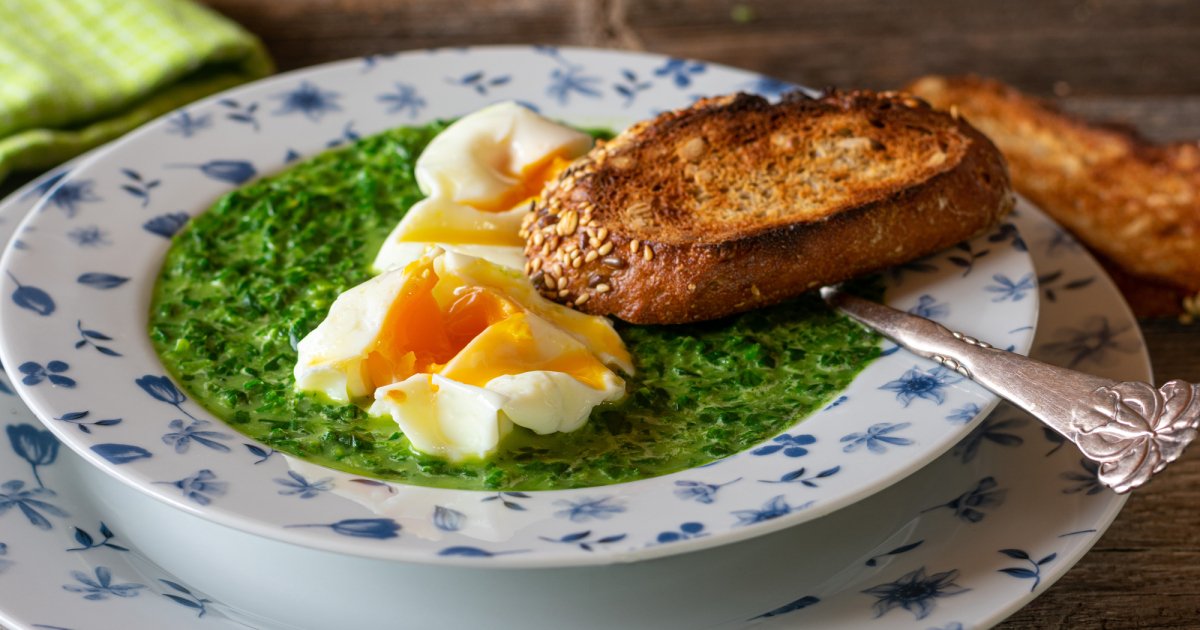 Pashoot kiaušinių estetika ant špinatų pagalvėlės