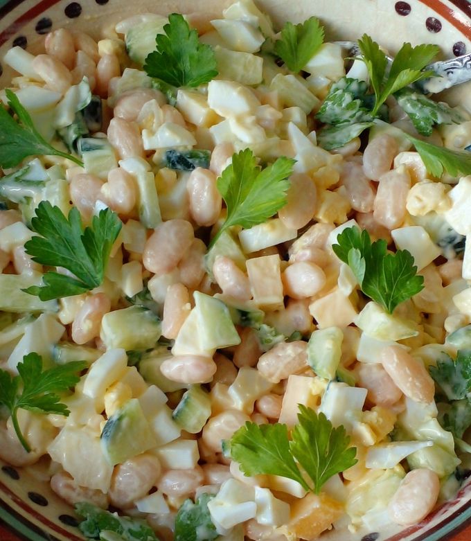 Kulinarinis receptas: Salotos iš baltų pupelių ir agurkų